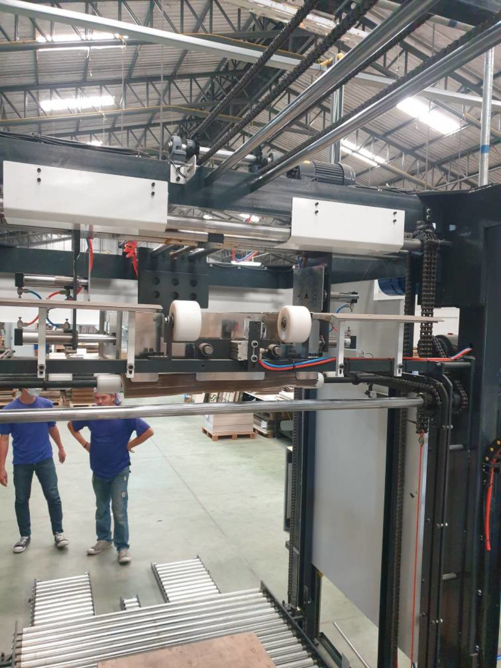 2100mm*2100mm Auto Stacker Machine Integrated With Flute Laminator